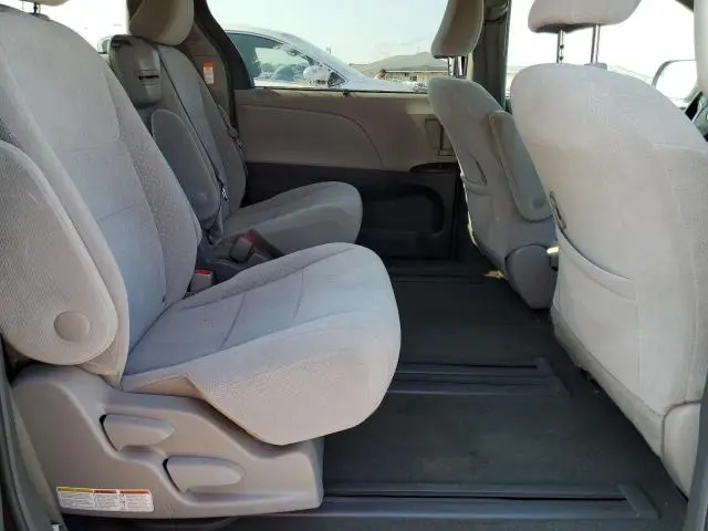 2017 TOYOTA SIENNA LE  
