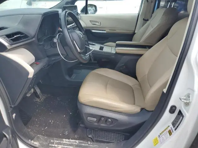 2021 TOYOTA SIENNA XLE  
