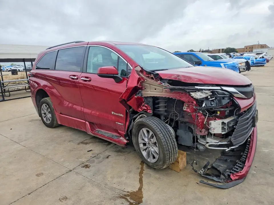2021 TOYOTA SIENNA XLE  