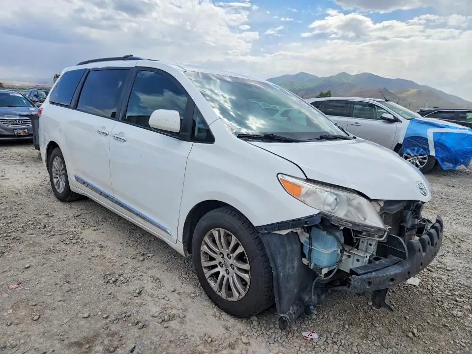2013 TOYOTA SIENNA XLE 8-PASSENGER  