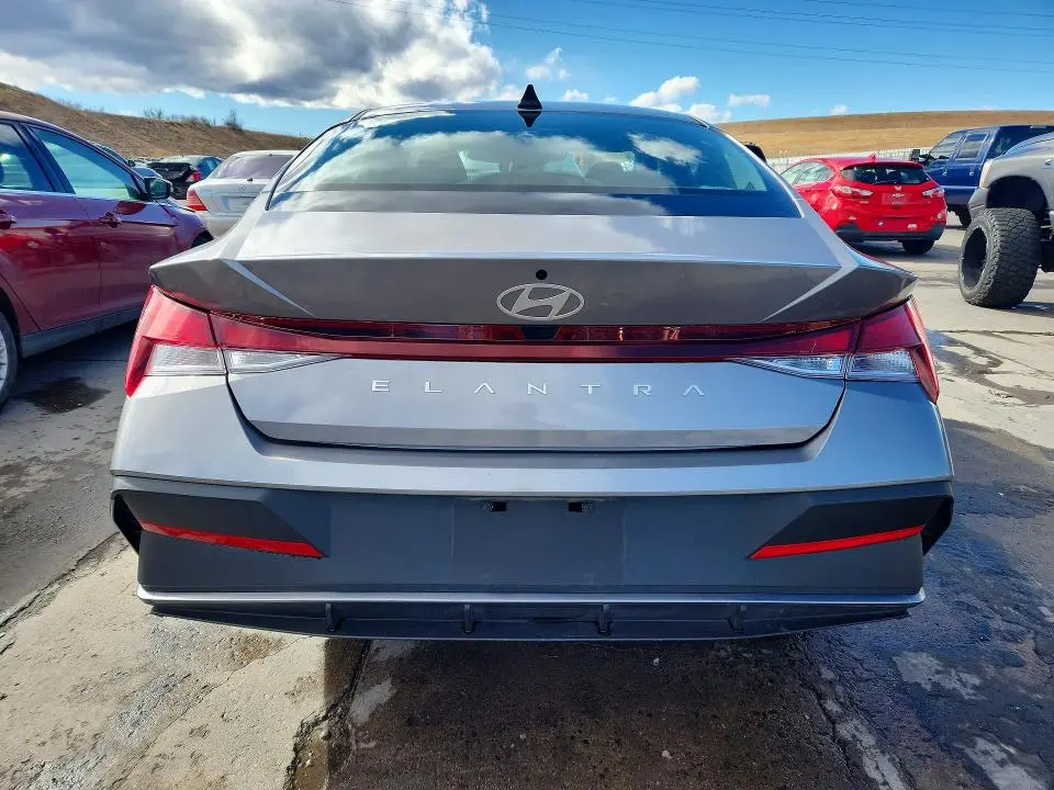 2024 HYUNDAI ELANTRA SE  