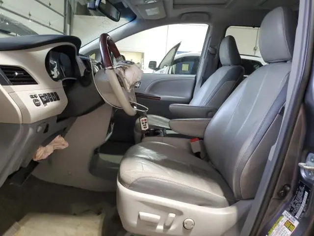 2013 TOYOTA SIENNA XLE  