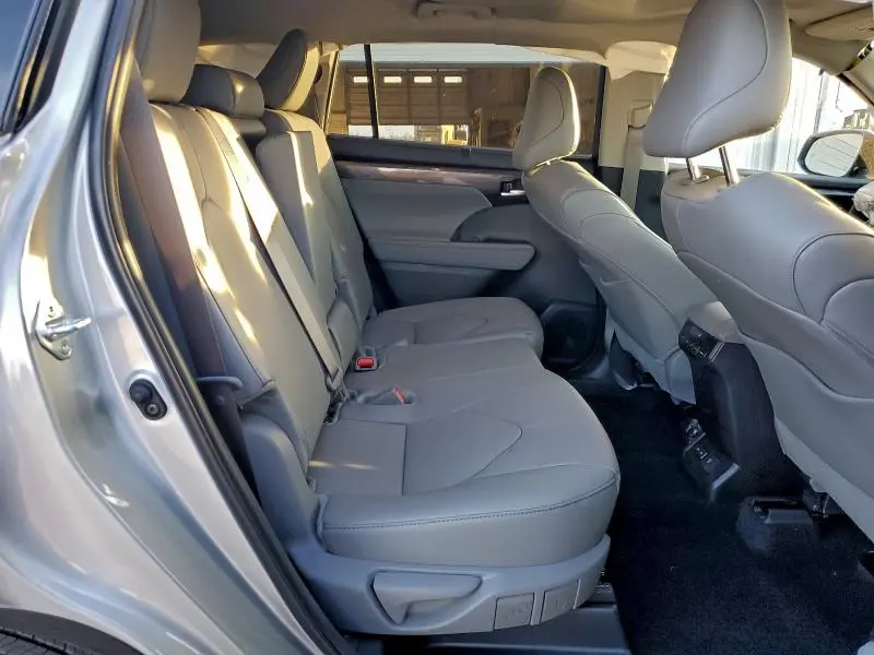 2025 TOYOTA HIGHLANDER LE  