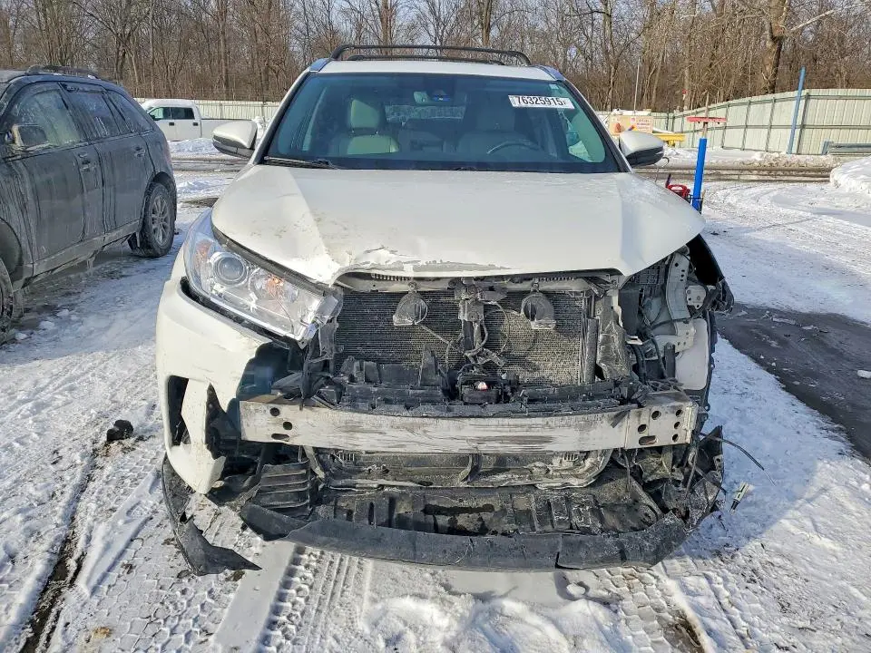 2017 TOYOTA HIGHLANDER SE  