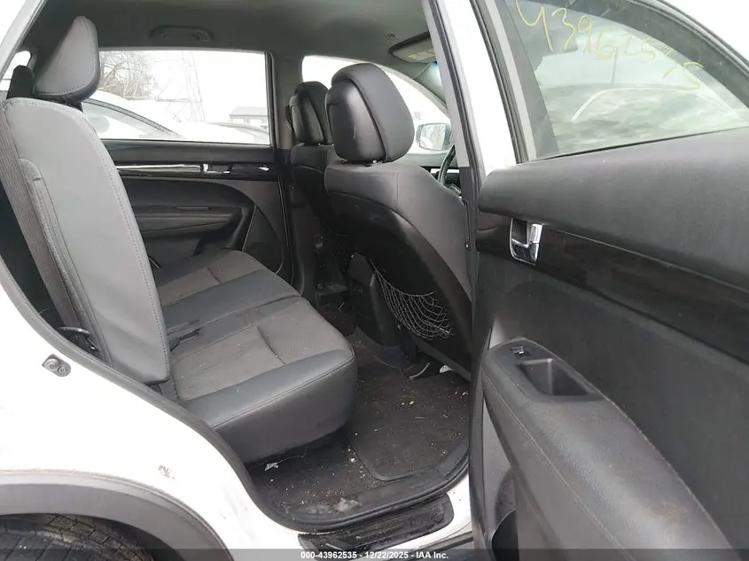 2013 KIA SORENTO LX