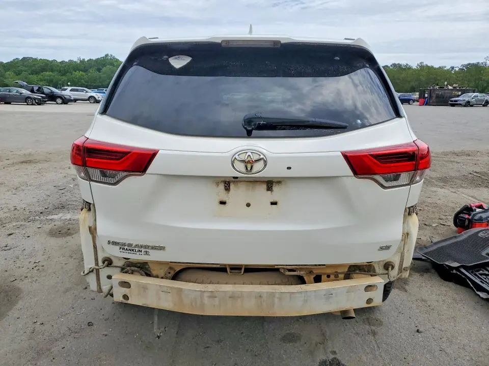 2018 TOYOTA HIGHLANDER SE  