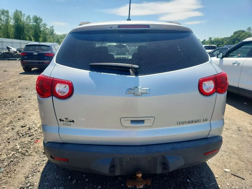 2010 CHEVROLET TRAVERSE LS  