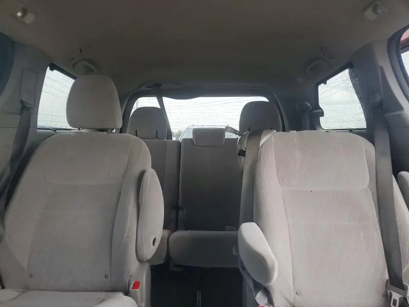 2015 TOYOTA SIENNA LE  