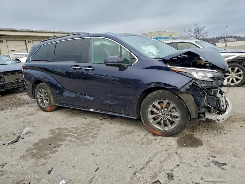 2023 TOYOTA SIENNA XLE  