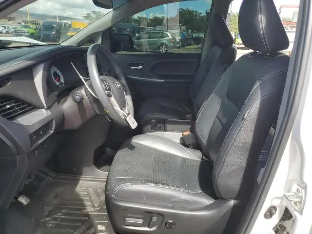 2017 TOYOTA SIENNA SE  
