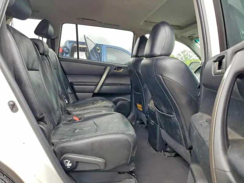 2011 TOYOTA HIGHLANDER SE  
