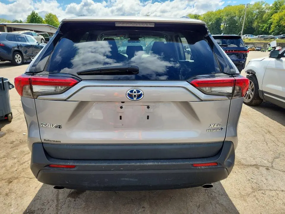 2021 TOYOTA RAV4 XLE  