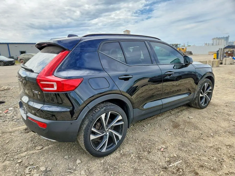 2019 VOLVO XC40 T5 MOMENTUM  