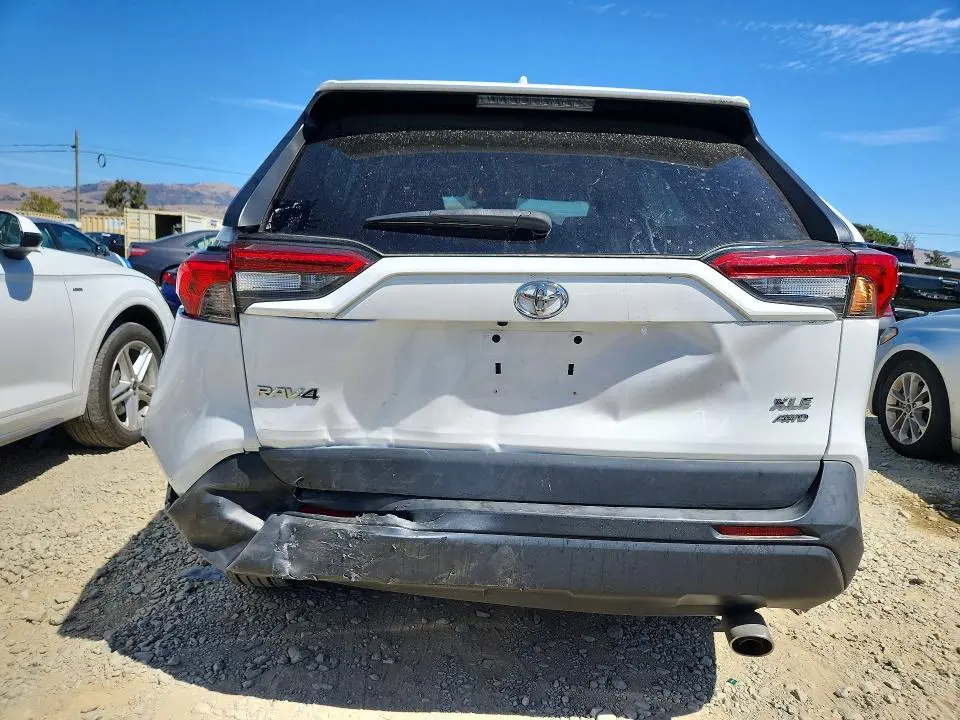 2021 TOYOTA RAV4 XLE  