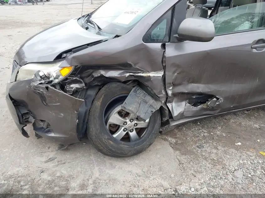 2012 TOYOTA SIENNA LE V6 8 PASSENGER