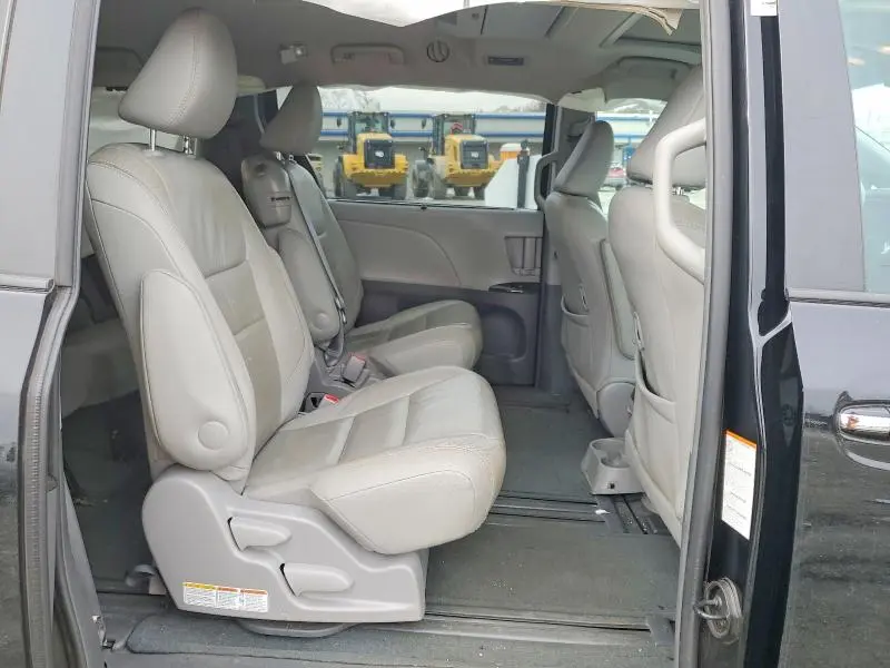 2017 TOYOTA SIENNA XLE  