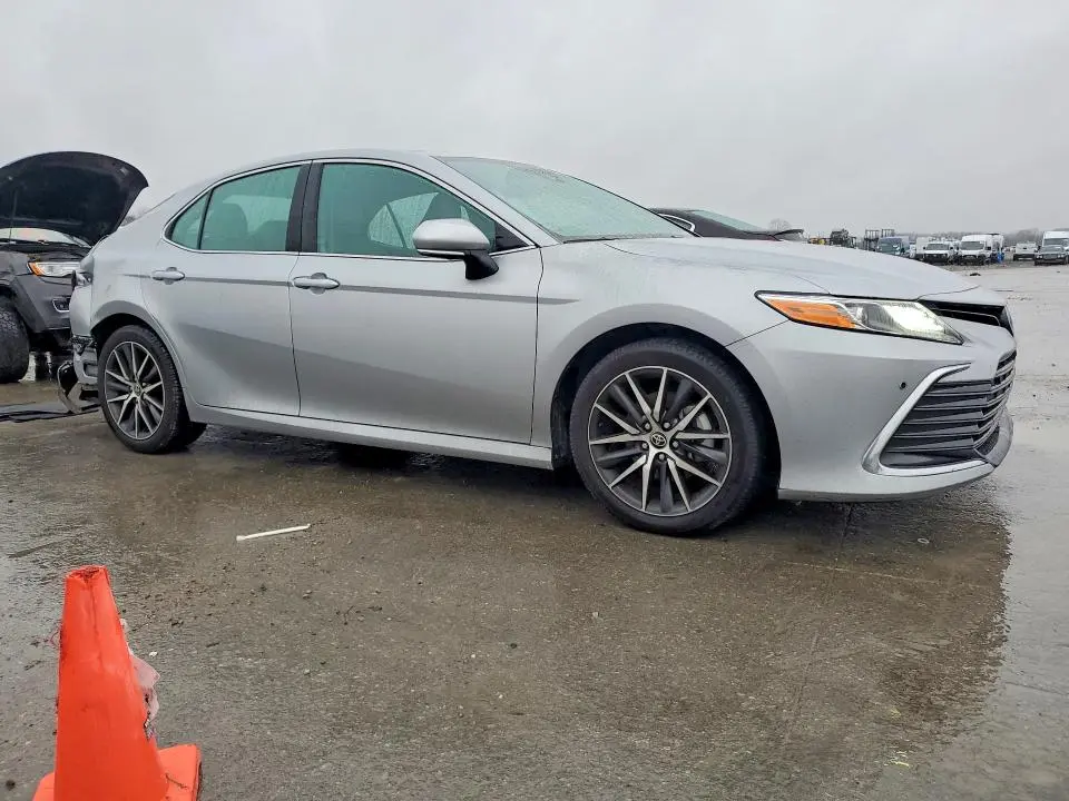 2022 TOYOTA CAMRY XLE  