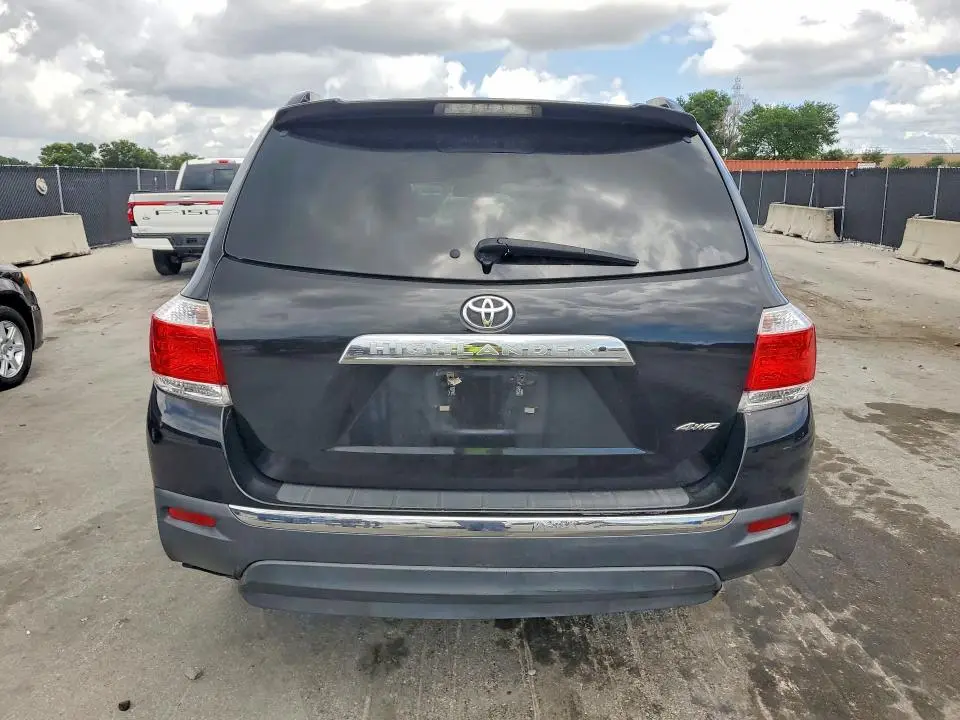2012 TOYOTA HIGHLANDER SE  