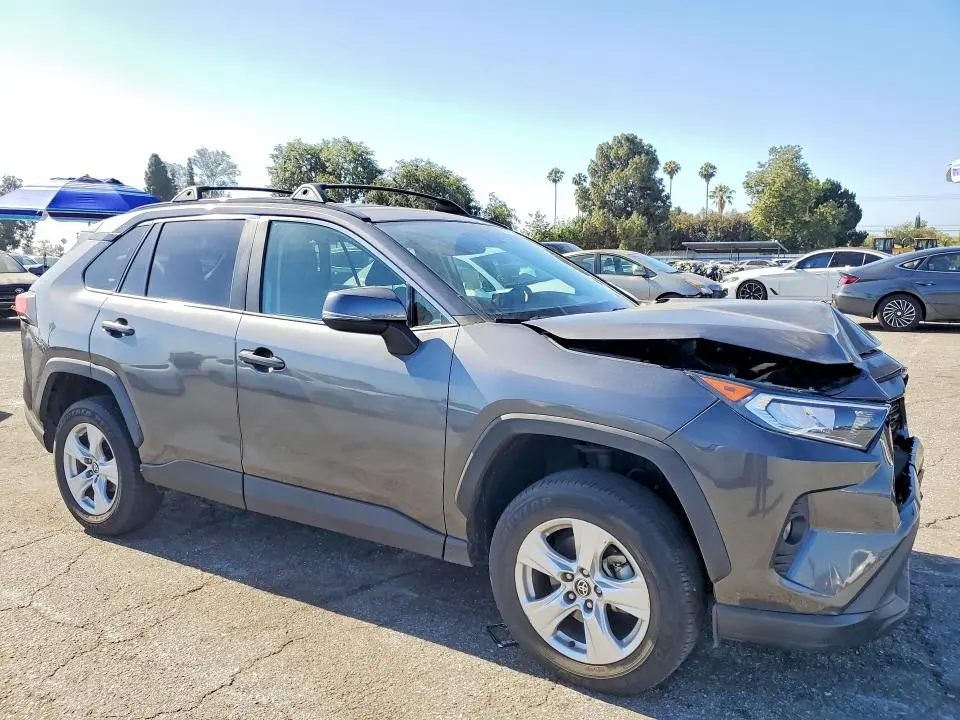2021 TOYOTA RAV4 XLE  