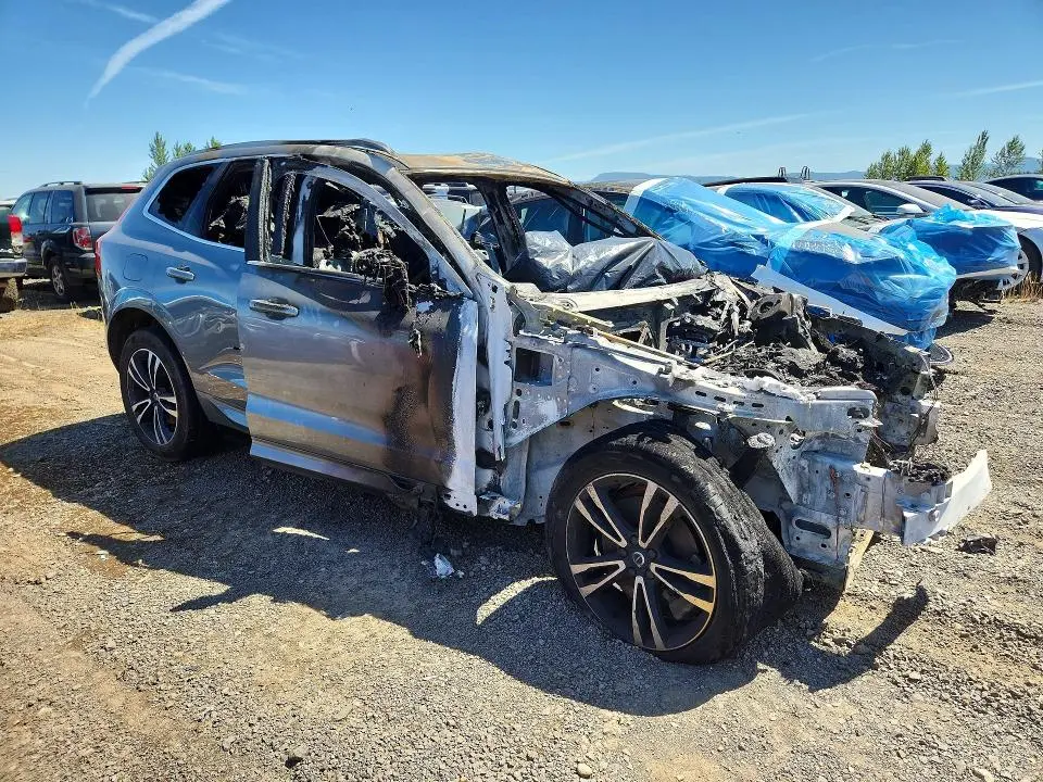 2020 VOLVO XC60 T6 MOMENTUM  