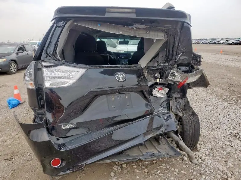 2016 TOYOTA SIENNA SE  