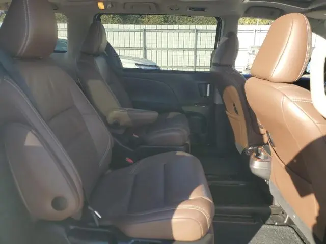 2016 TOYOTA SIENNA XLE  