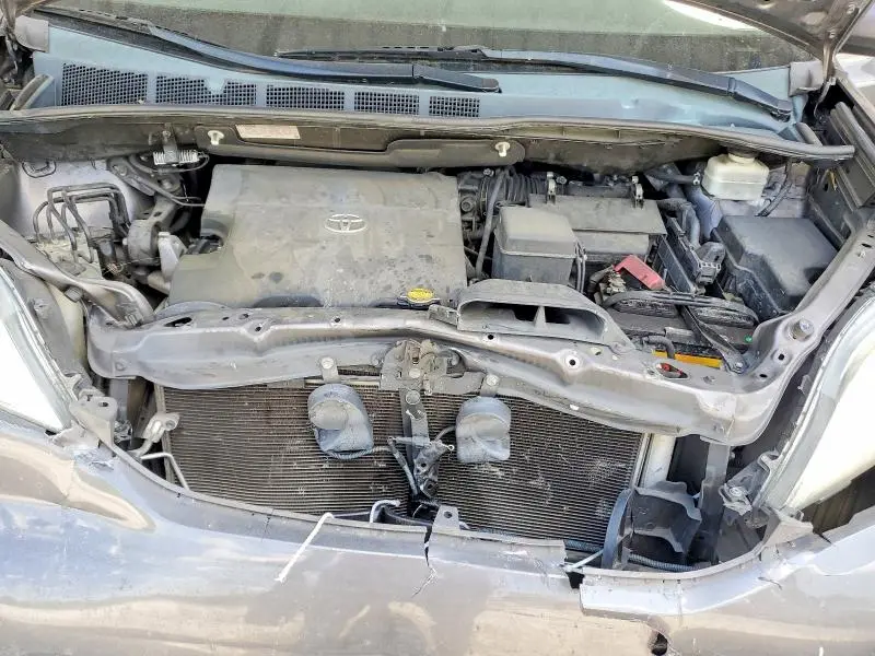 2013 TOYOTA SIENNA LE  