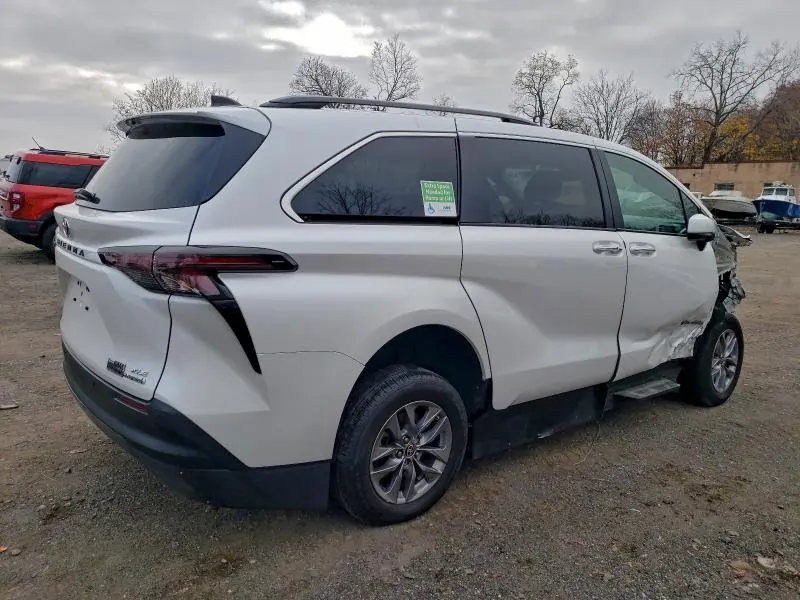 2023 TOYOTA SIENNA XLE  