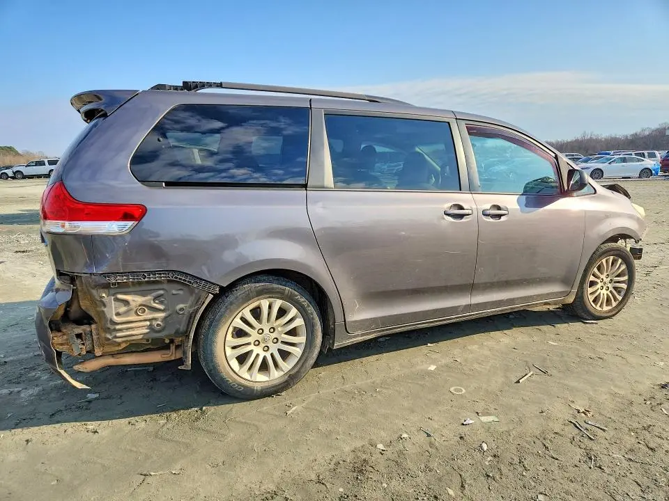2013 TOYOTA SIENNA XLE  
