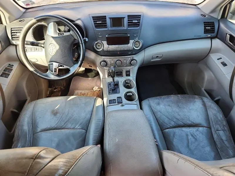 2011 TOYOTA HIGHLANDER SE  