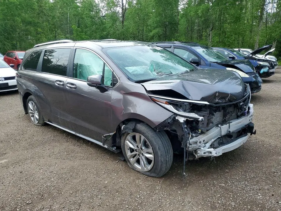 2022 TOYOTA SIENNA LE  
