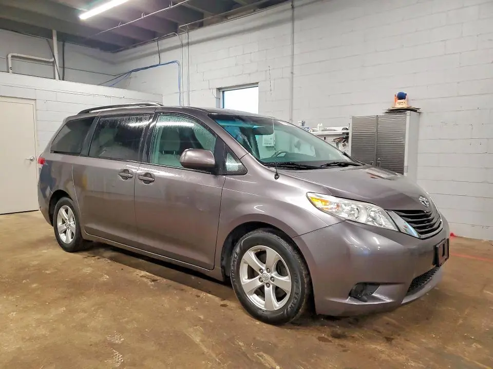2013 TOYOTA SIENNA LE  