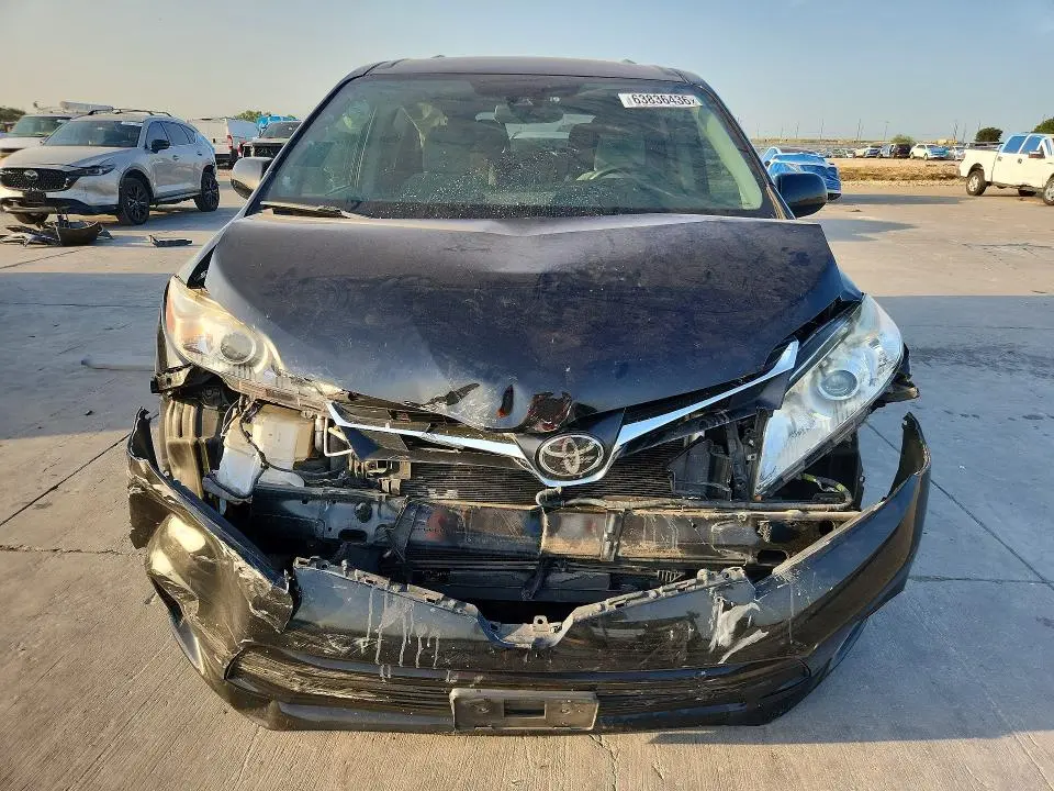 2019 TOYOTA SIENNA LE  