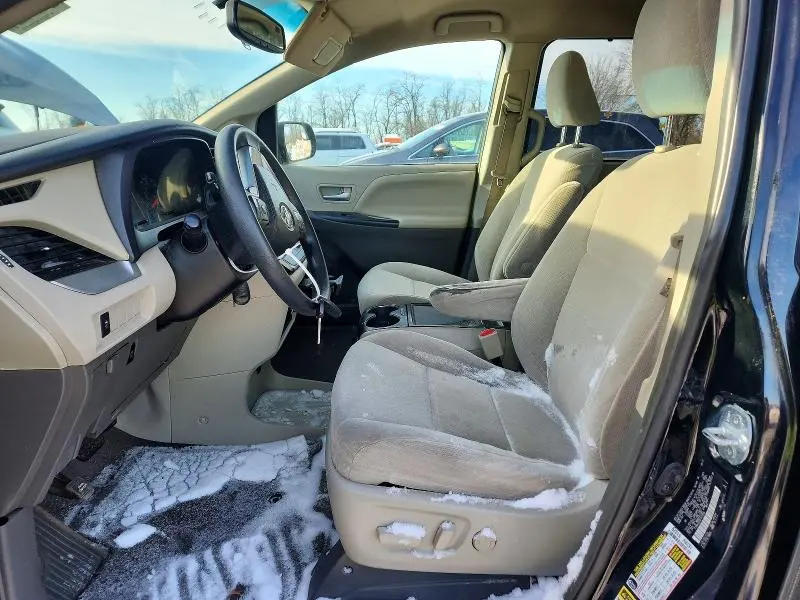 2017 TOYOTA SIENNA LE  