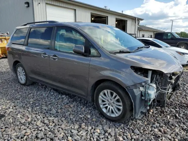 2017 TOYOTA SIENNA XLE  
