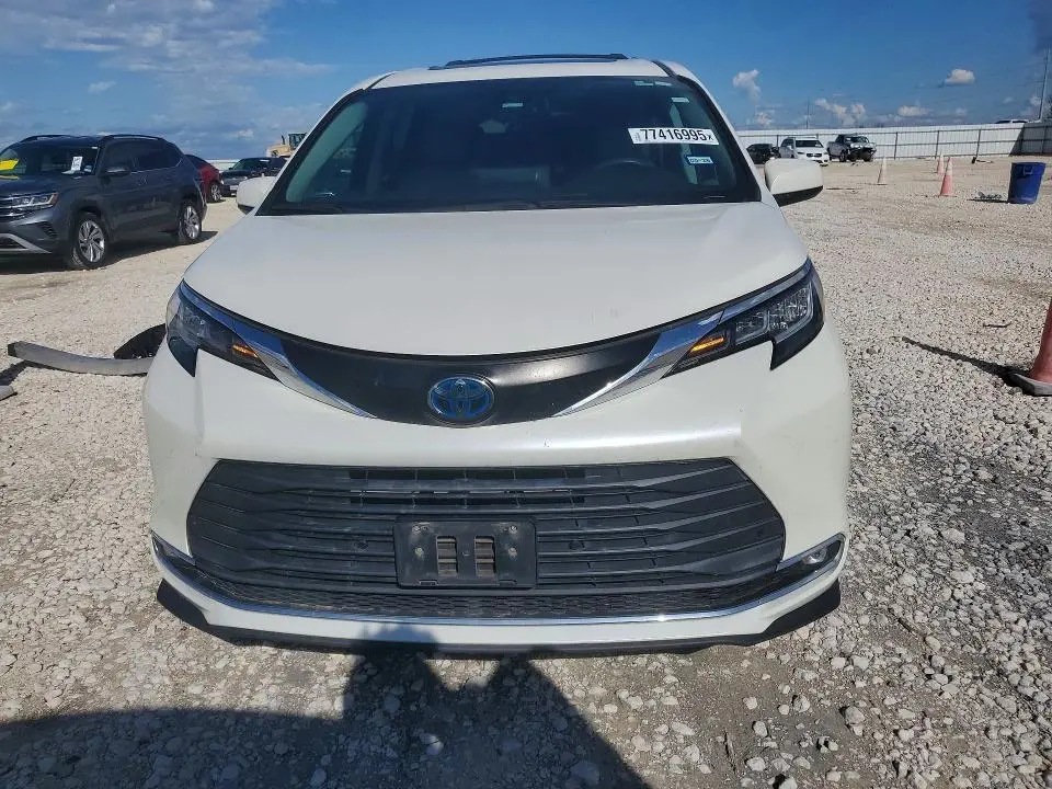 2021 TOYOTA SIENNA XLE  