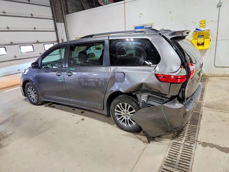 2018 TOYOTA SIENNA XLE 8-PASSENGER  