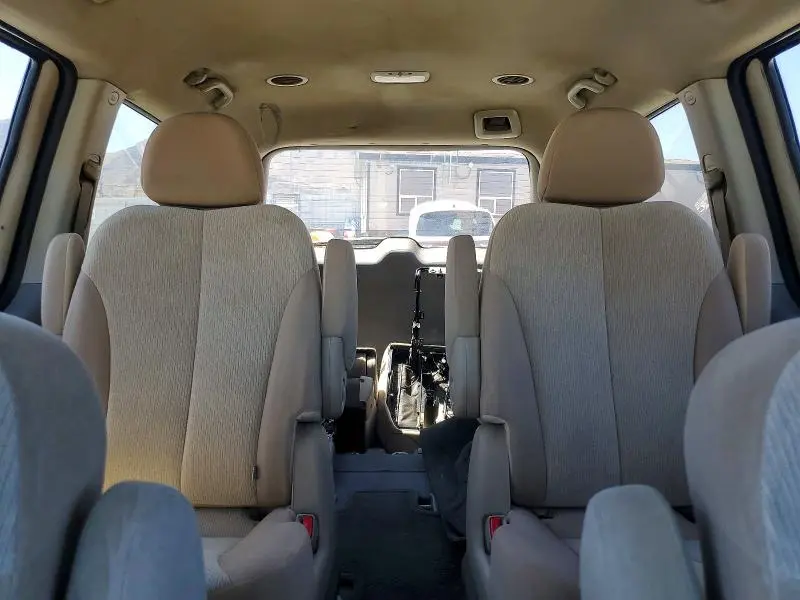 2011 KIA SEDONA LX  