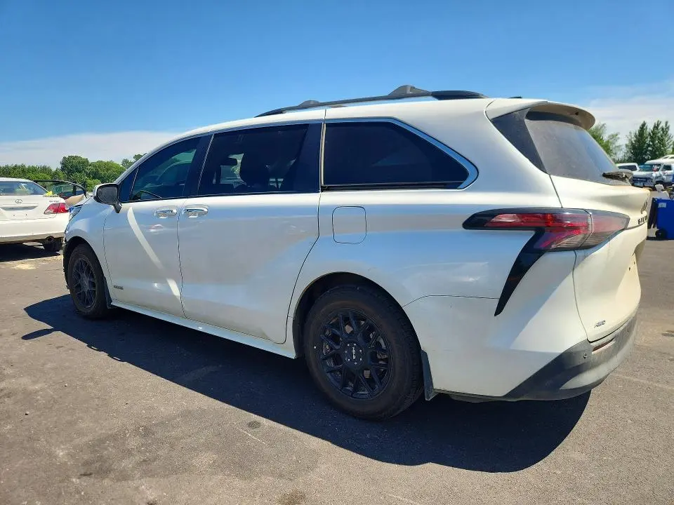 2021 TOYOTA SIENNA XLE  