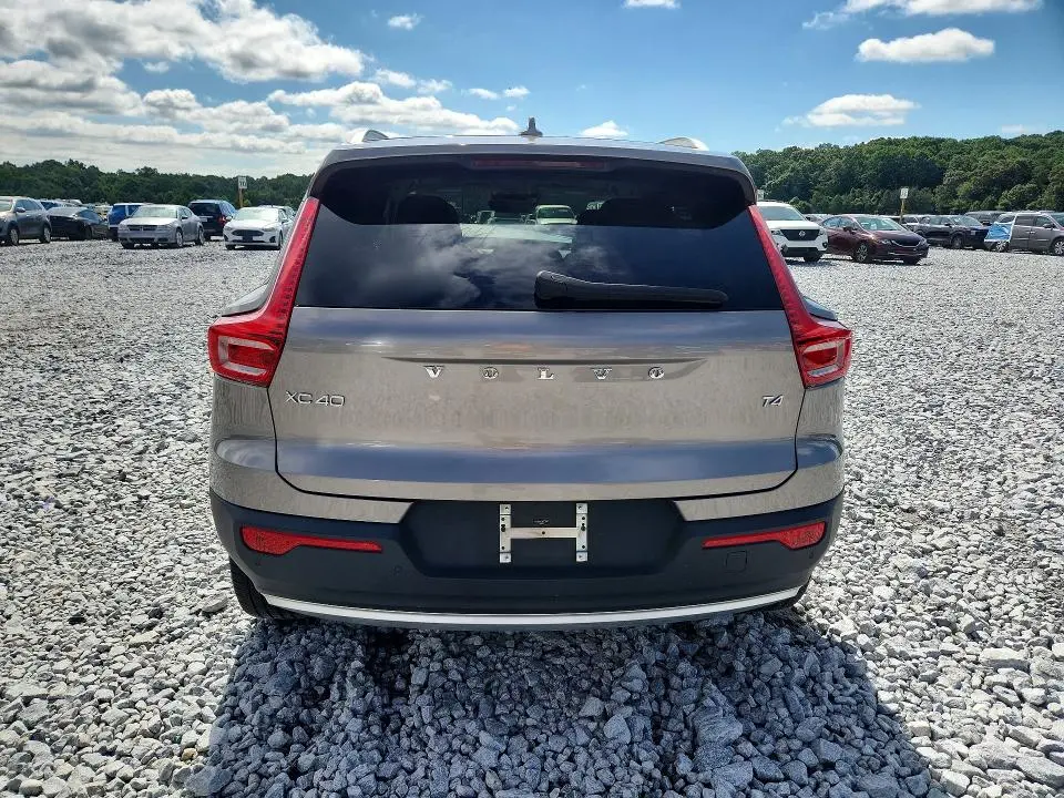 2022 VOLVO XC40 T4 MOMENTUM  