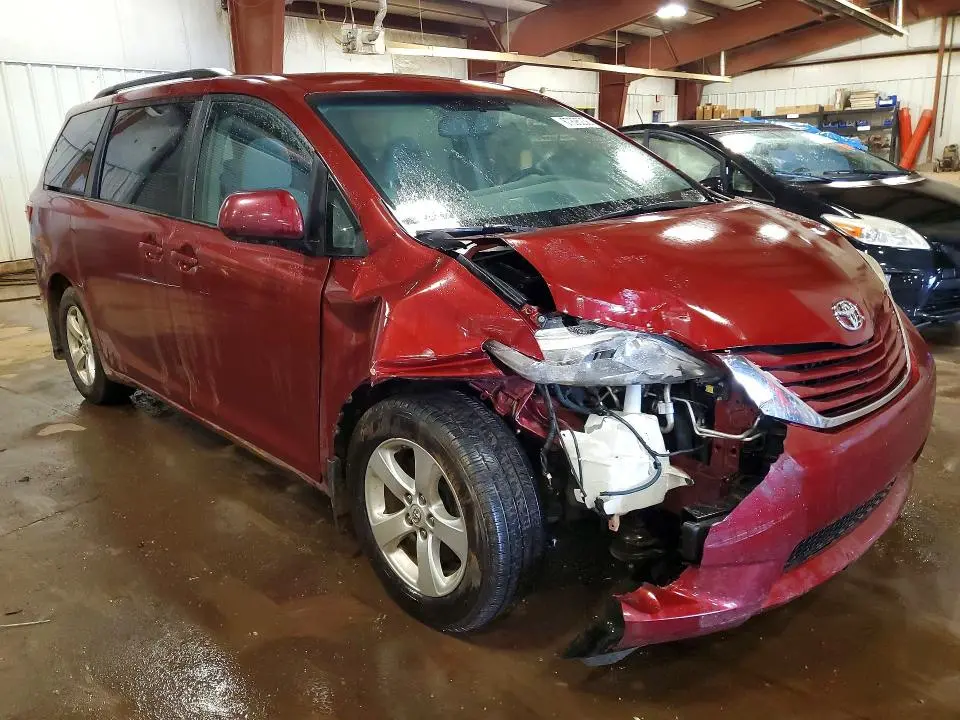 2017 TOYOTA SIENNA LE  