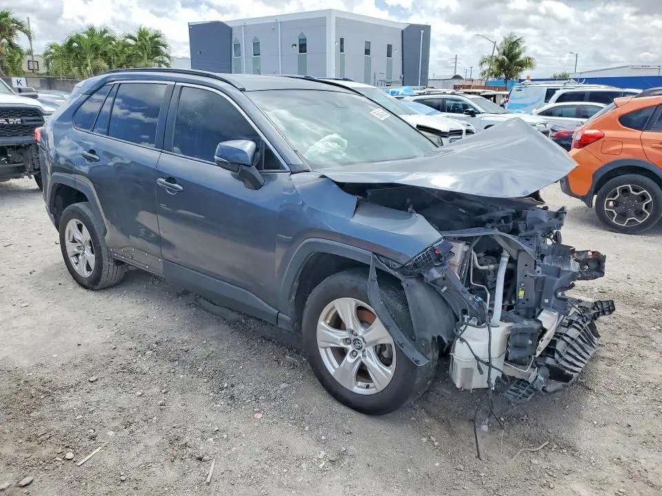 2021 TOYOTA RAV4 XLE  