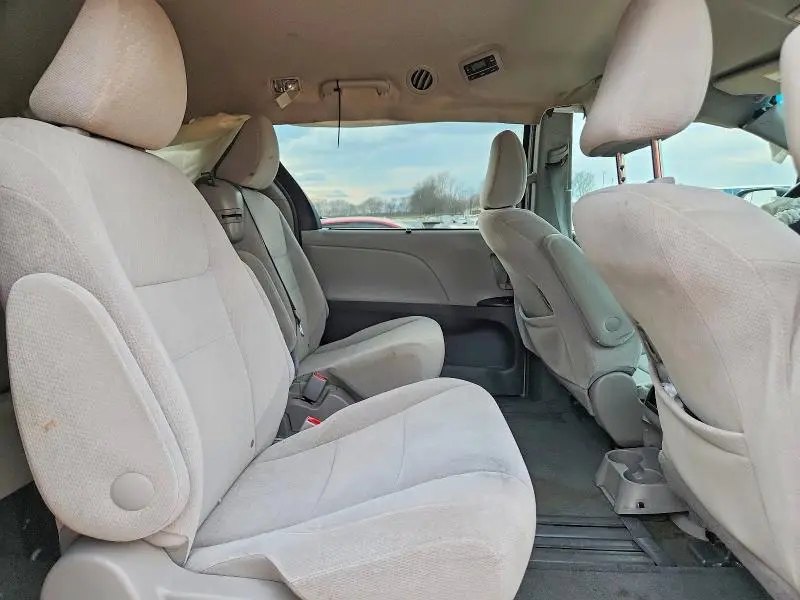 2016 TOYOTA SIENNA LE  