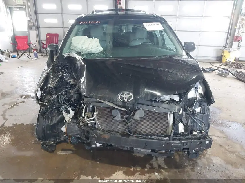 2015 TOYOTA SIENNA XLE 8 PASSENGER