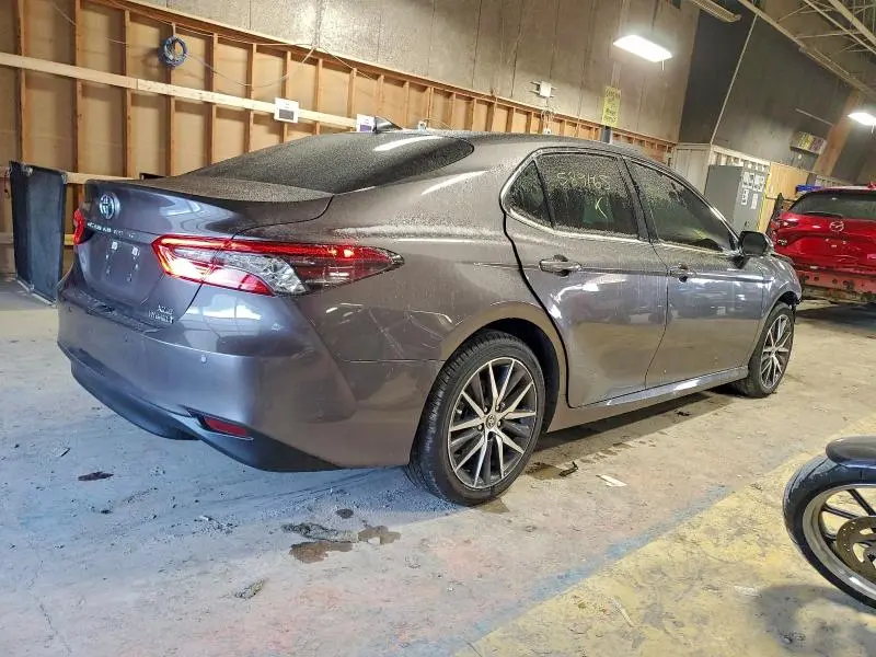 2022 TOYOTA CAMRY XLE  