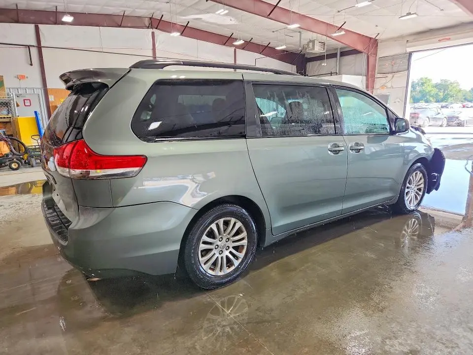 2014 TOYOTA SIENNA XLE 8-PASSENGER  