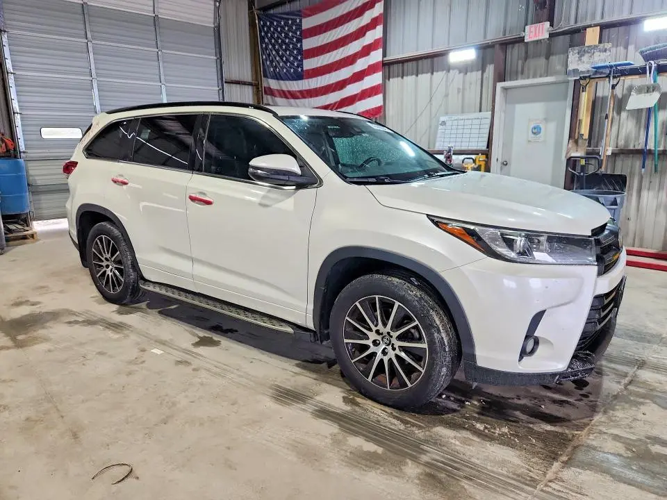2017 TOYOTA HIGHLANDER SE  