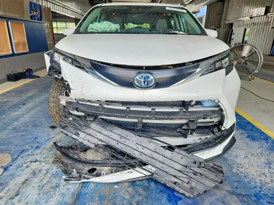 2024 TOYOTA SIENNA LE  