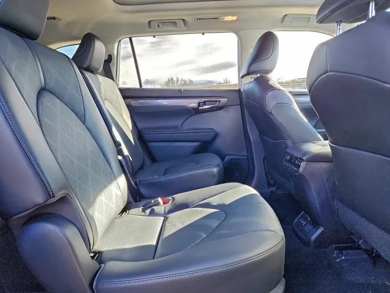 2022 TOYOTA HIGHLANDER PLATINUM  