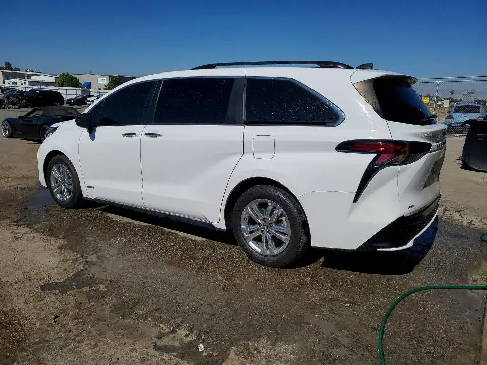 2021 TOYOTA SIENNA XSE  